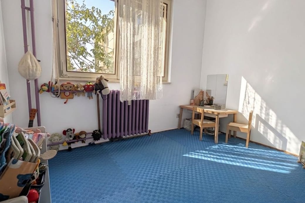 Soba za igru: plave tatami podloge, lutke na zidu, konjić na štapu, mali sto sa stolicama i ogledalo