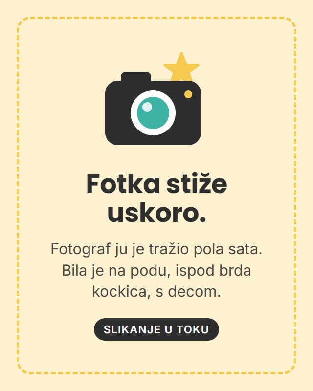 Fotka stiže uskoro. Fotograf je Jovanu tražio pola sata: bila je na podu, ispod brda kockica, s decom.