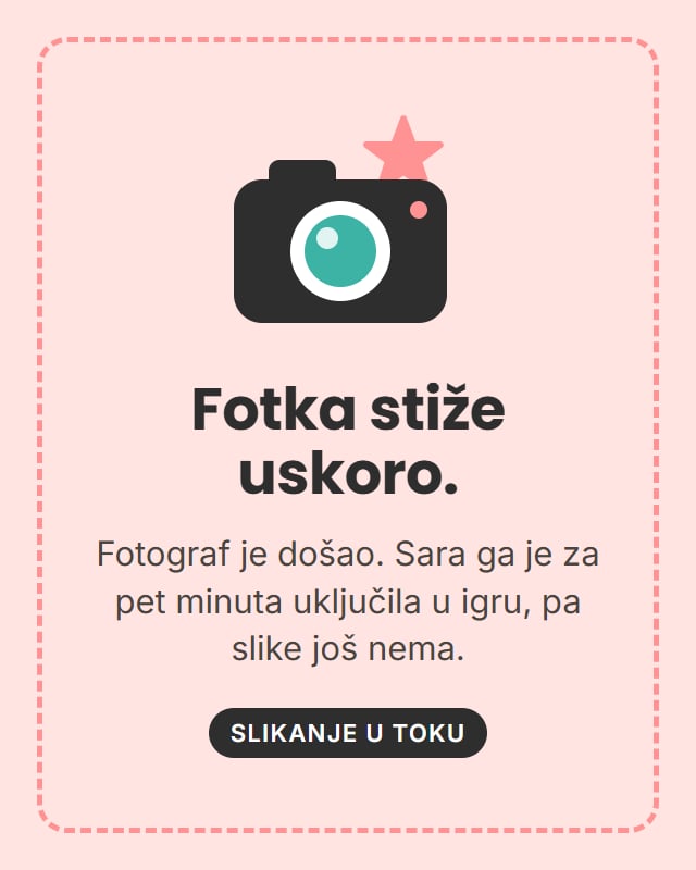 Fotka stiže uskoro. Fotograf je došao, Sara ga je za pet minuta uključila u igru, pa slike još nema.