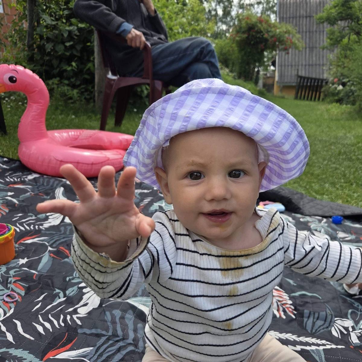 Kontak očima, posezanje ili pokazivanje, (ili je Luni ovo bio prvi pokušaj "pa-pa"?)